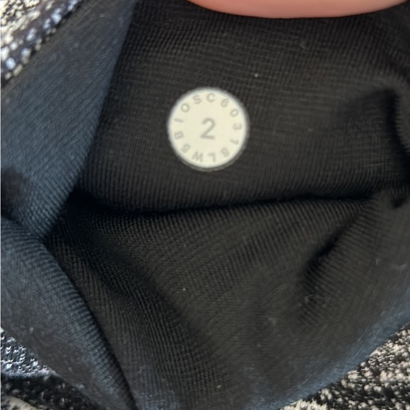 Women’s Lululemon wunder under leggings in heathered black size 2 - Picture 3 of 3